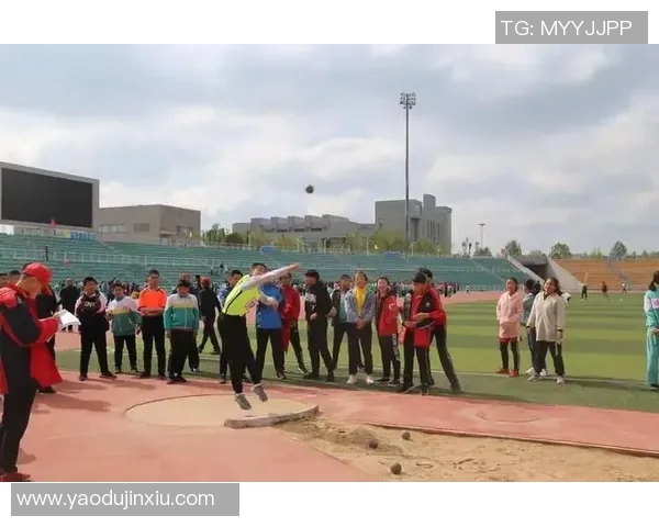 足球明星的百米赛跑挑战谁能在绿茵场上超越极限速度